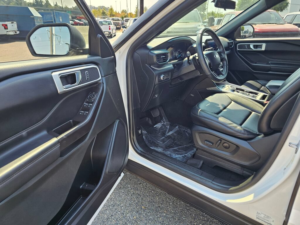 Used 2020 Ford Explorer XLT w/ Equipment Group 202A AWD/4WD image 23