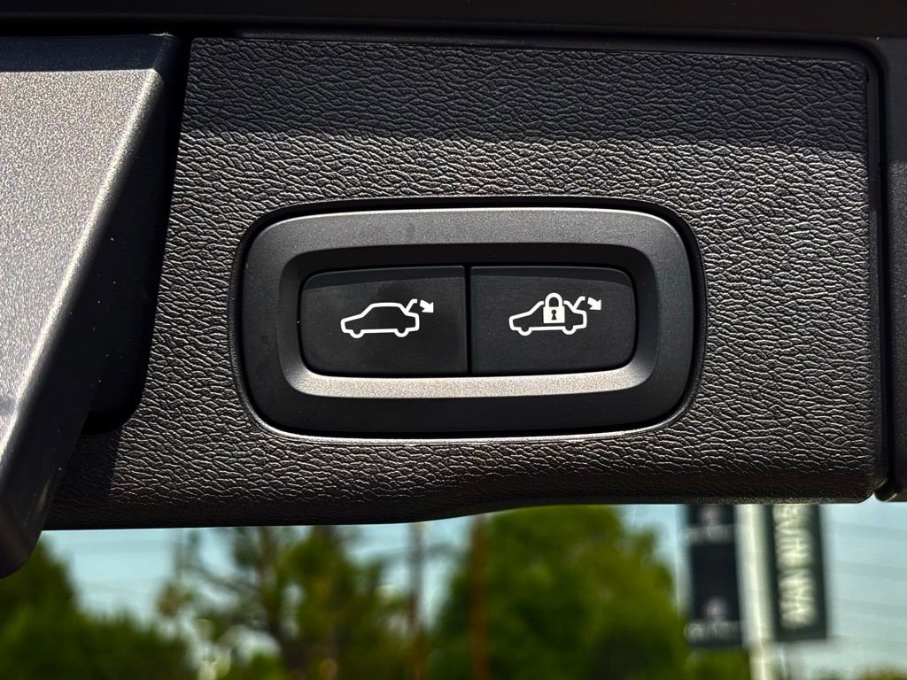 Used 2025 Volvo XC60 T8 Ultra w/ Protection Package Premier AWD/4WD image 28