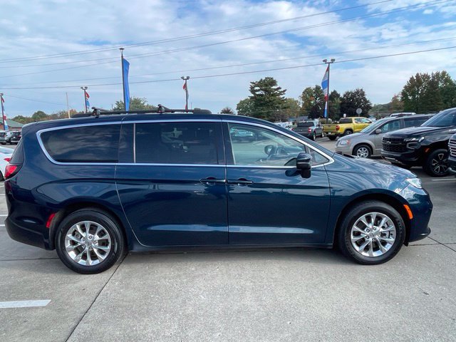 Used 2023 Chrysler Pacifica Touring-L AWD/4WD image 8