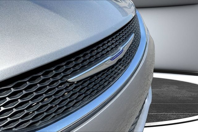Used 2020 Chrysler Pacifica Touring-L w/ Tire & Wheel Group FWD image 36