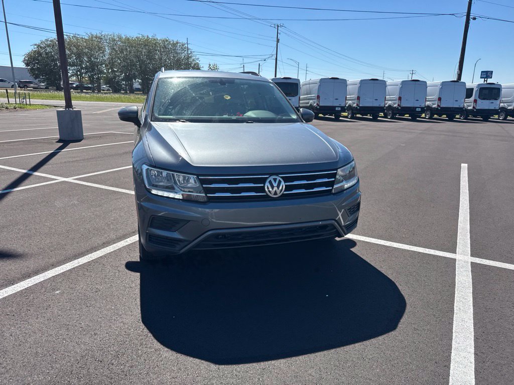 Used 2021 Volkswagen Tiguan SE w/ Panoramic Sunroof Package FWD image 3