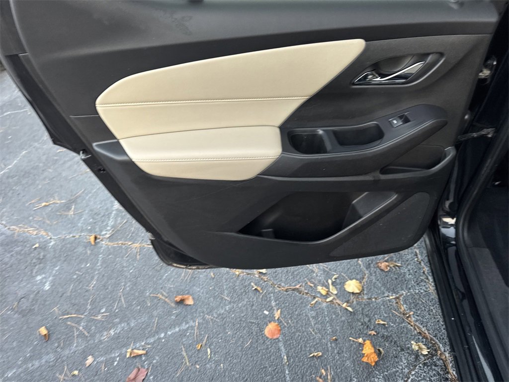 Used 2022 Chevrolet Traverse LS image 23