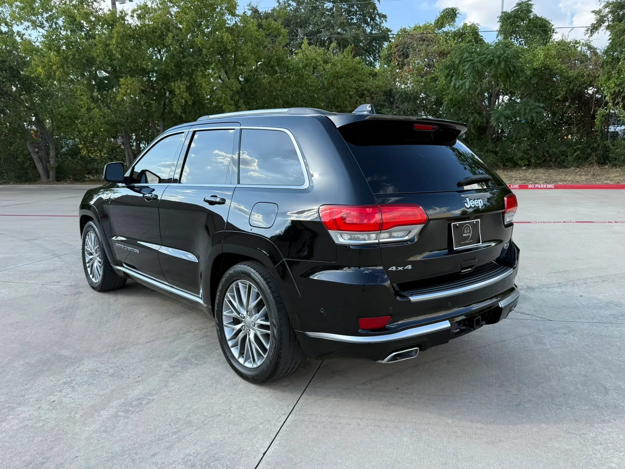 Used 2017 Jeep Grand Cherokee Summit w/ Platinum Series Group AWD/4WD image 4