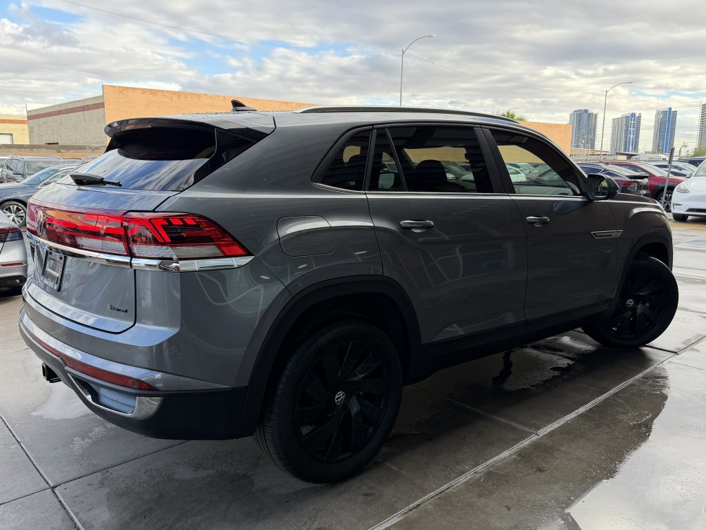 Used 2024 Volkswagen Atlas Cross Sport SE w/ Panoramic Sunroof Package image 4