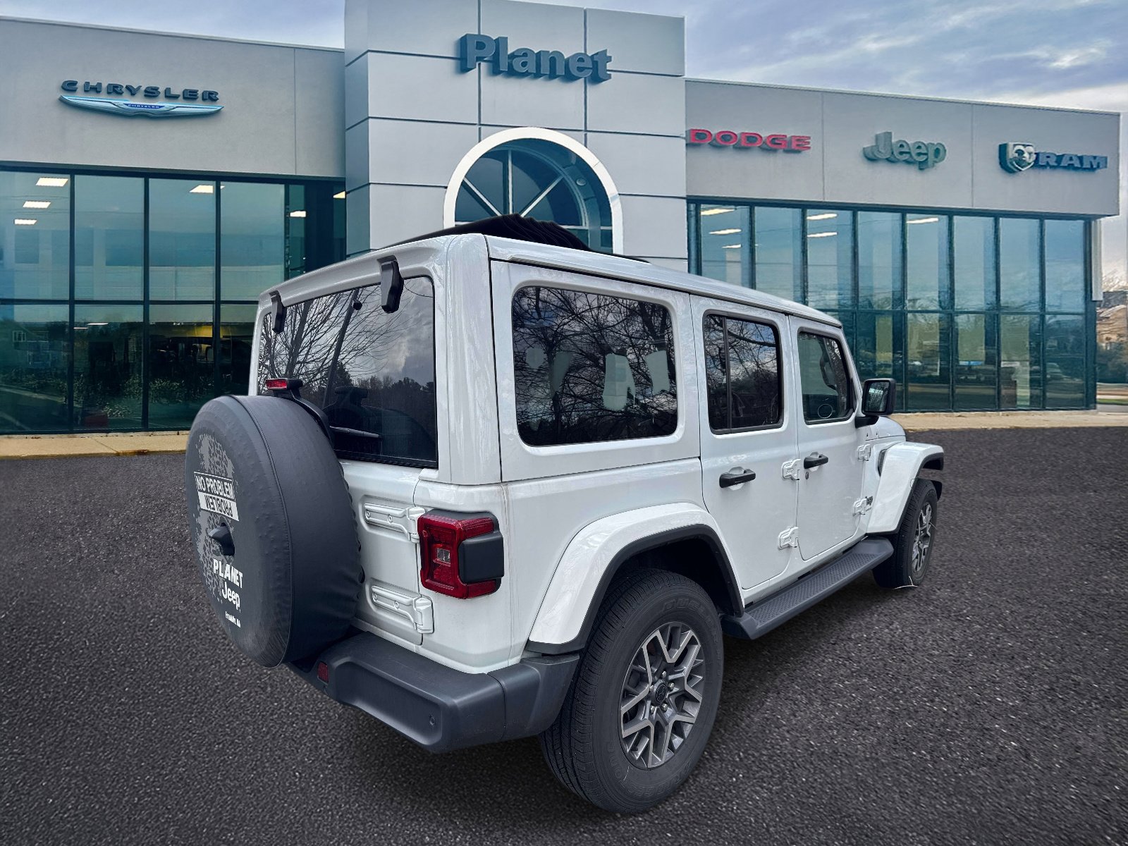 Used 2025 Jeep Wrangler Unlimited Sahara image 2