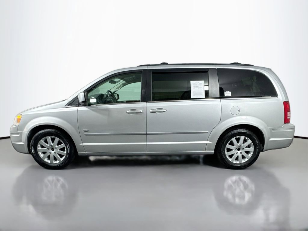 Used 2009 Chrysler Town & Country Touring image 8