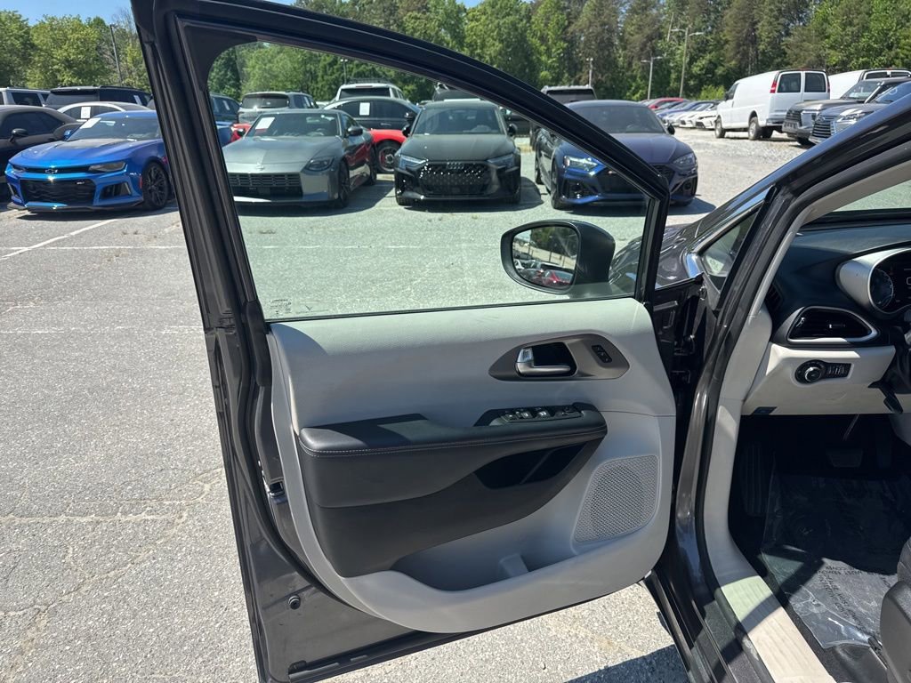 Used 2023 Chrysler Pacifica Touring-L image 25