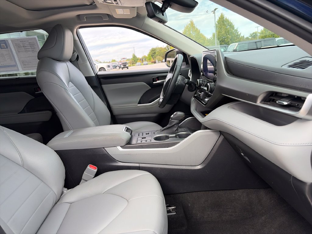 Used 2023 Toyota Highlander XLE AWD/4WD image 11