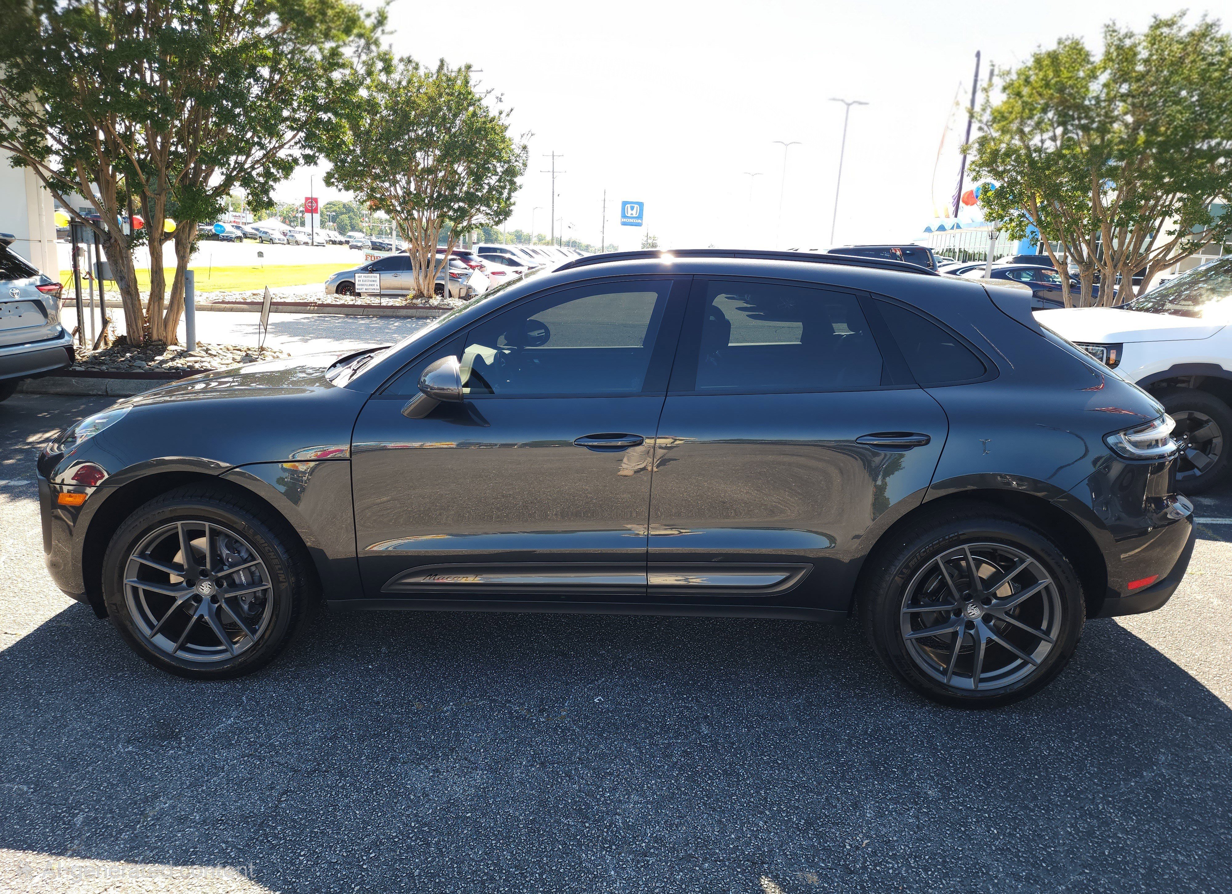 Used 2025 Porsche Macan Turbo AWD/4WD image 8