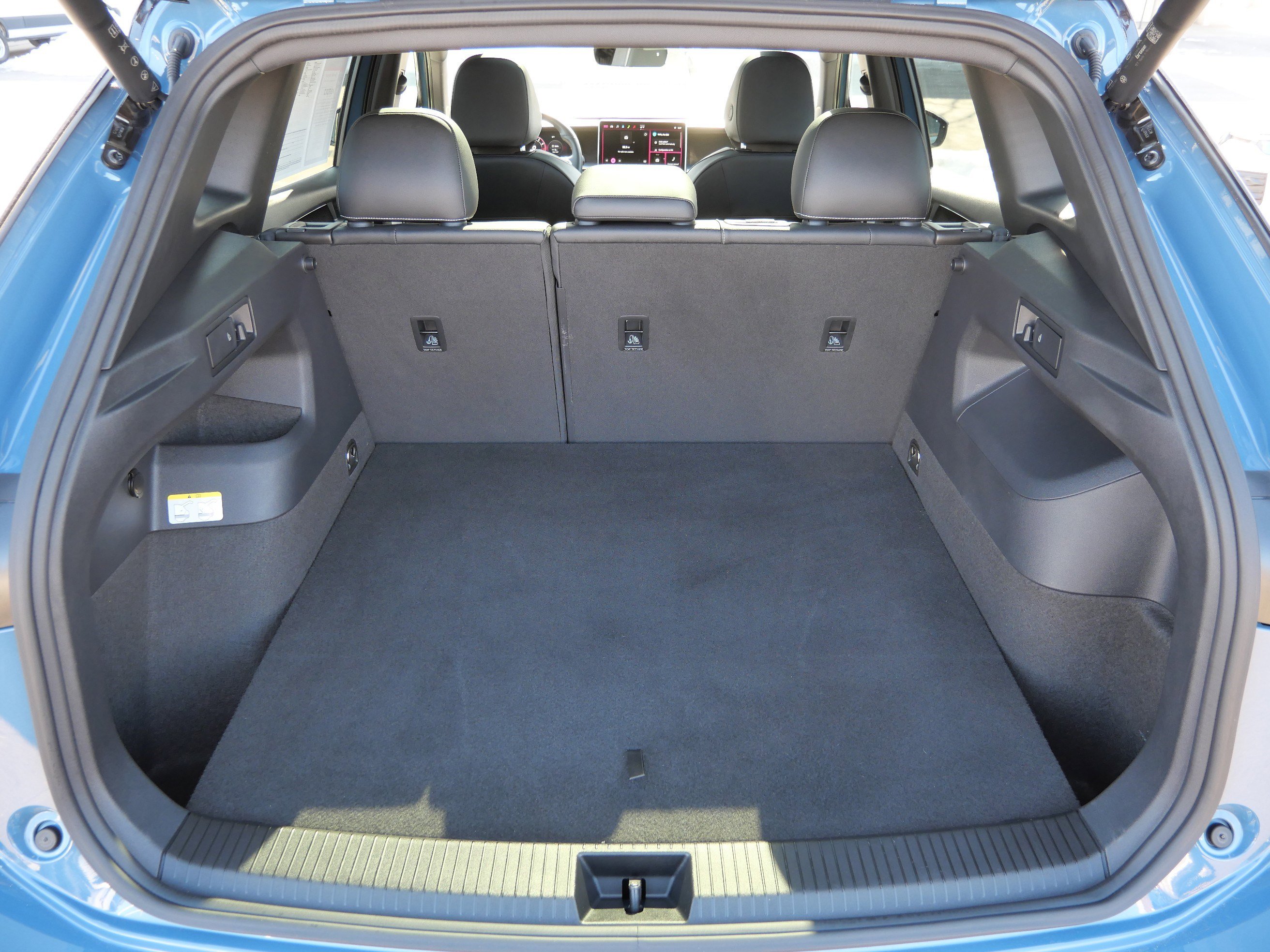 Certified 2025 Volkswagen Tiguan SE R-Line image 18