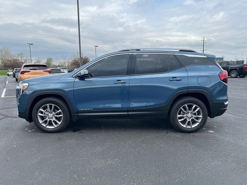 Used 2024 GMC Terrain SLT w/ Infotainment Package II image 3