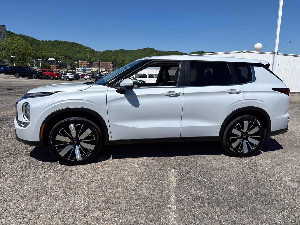 Used 2025 Mitsubishi Outlander SE AWD/4WD image 3