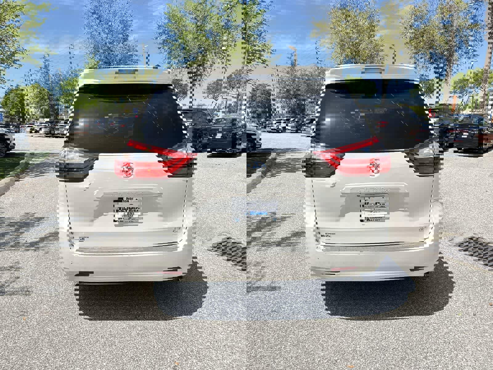 Used 2015 Toyota Sienna XLE image 5