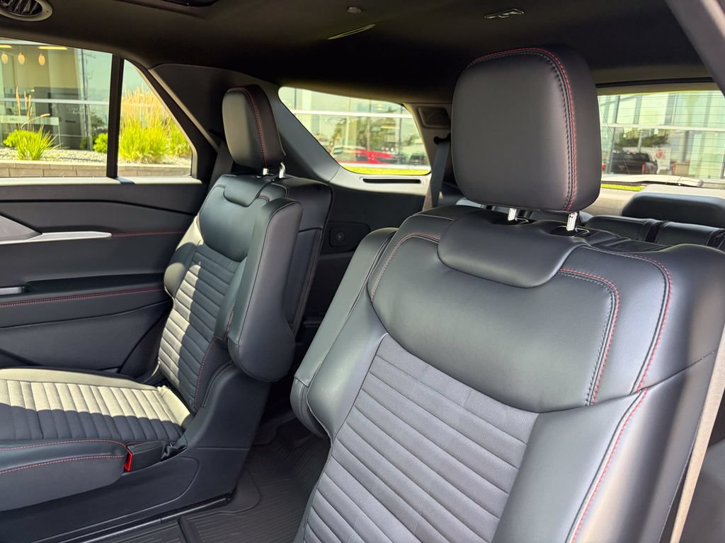 Certified 2025 Ford Explorer ST-Line w/ Premium Package AWD/4WD image 13
