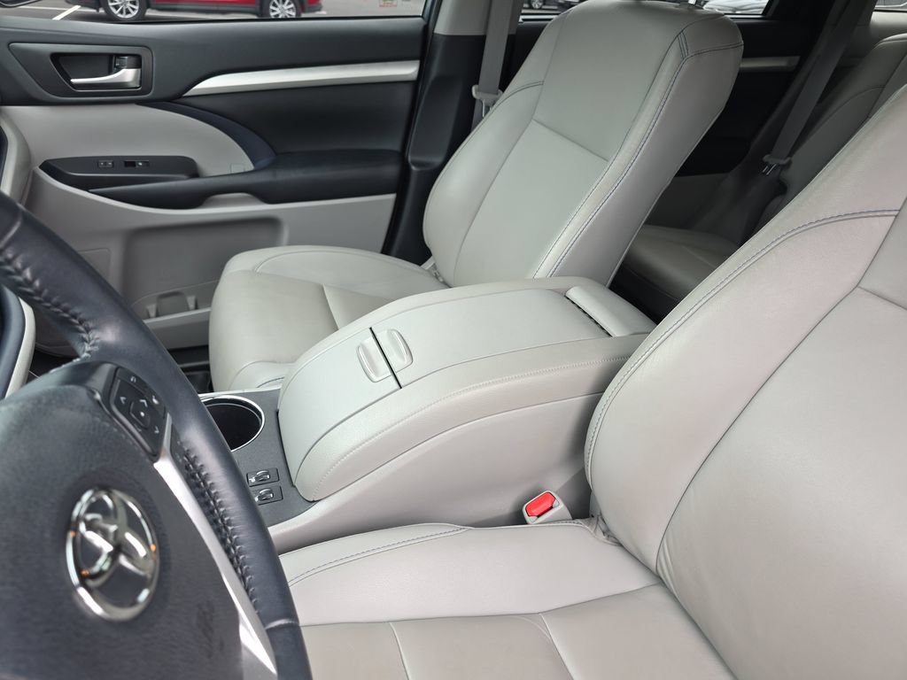 Used 2019 Toyota Highlander XLE FWD image 17