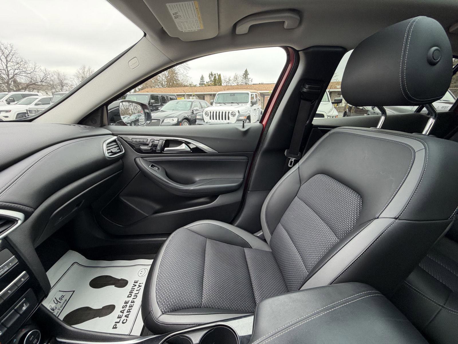 Used 2018 INFINITI QX30 AWD image 21