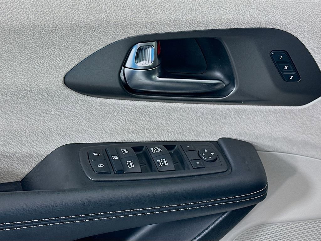 Used 2023 Chrysler Pacifica Touring-L image 17