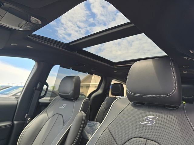 New 2027 Chrysler Pacifica Limited FWD image 6