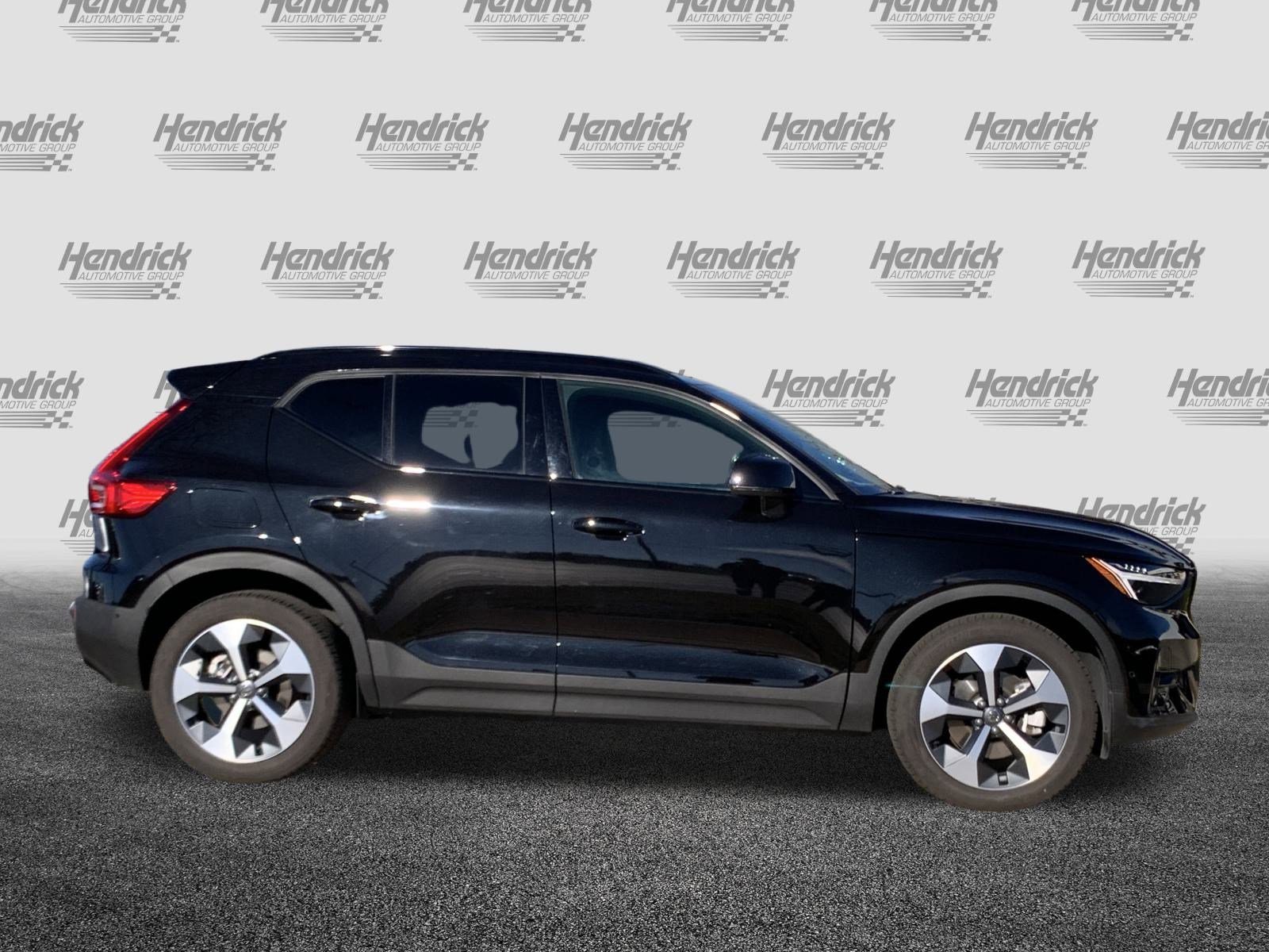 Used 2025 Volvo XC40 B5 Plus image 11