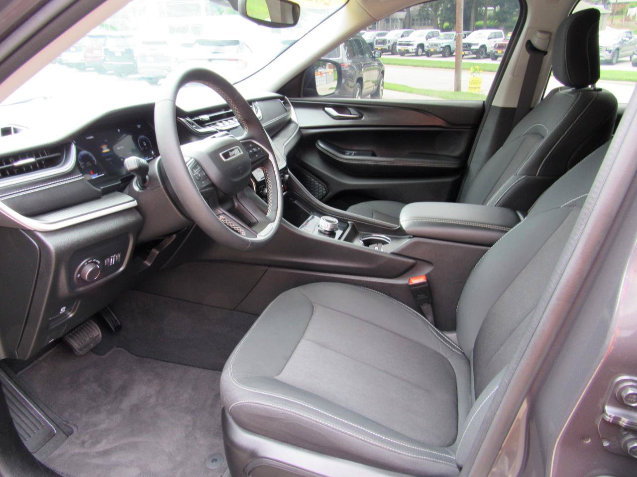Used 2024 Jeep Grand Cherokee Laredo X AWD/4WD image 13
