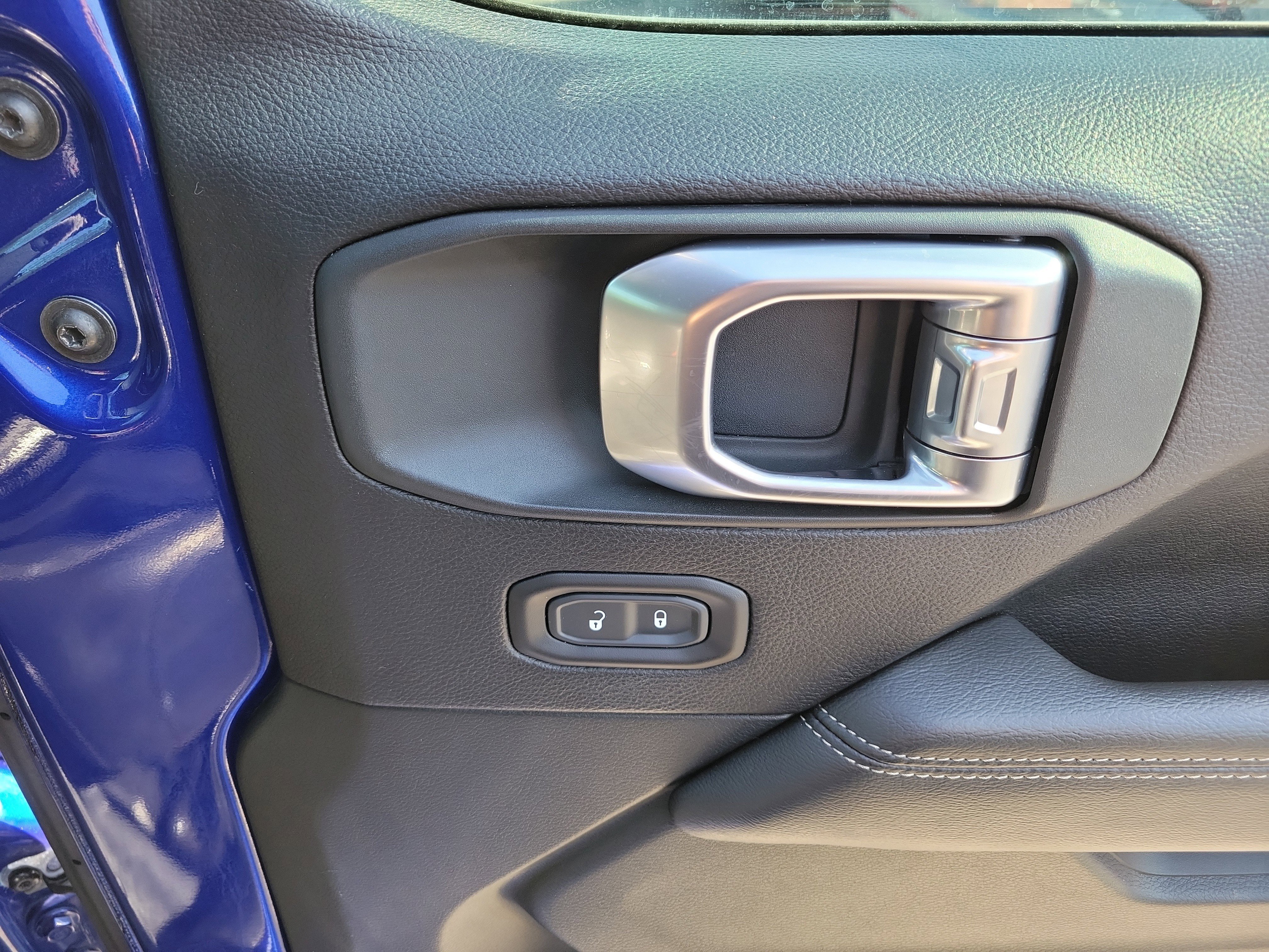 Used 2020 Jeep Wrangler Unlimited Sahara AWD/4WD image 11