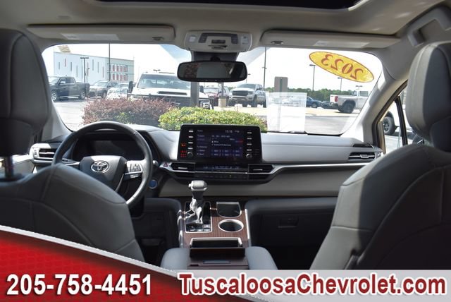 Used 2023 Toyota Sienna XLE FWD image 3