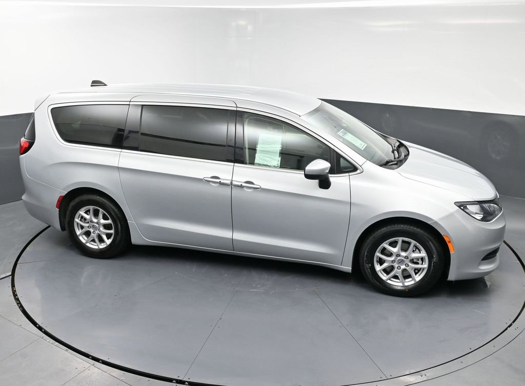 Used 2023 Chrysler Voyager LX image 46