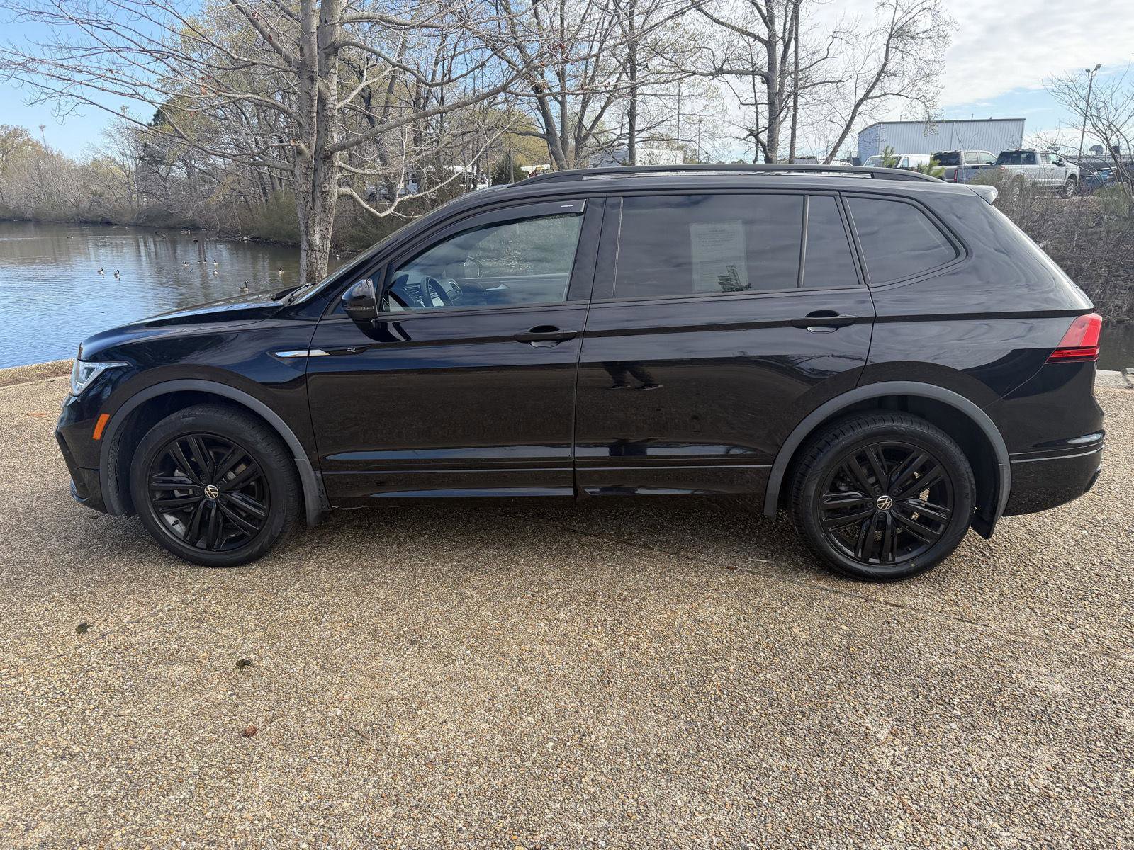 Used 2022 Volkswagen Tiguan SE R-Line image 6