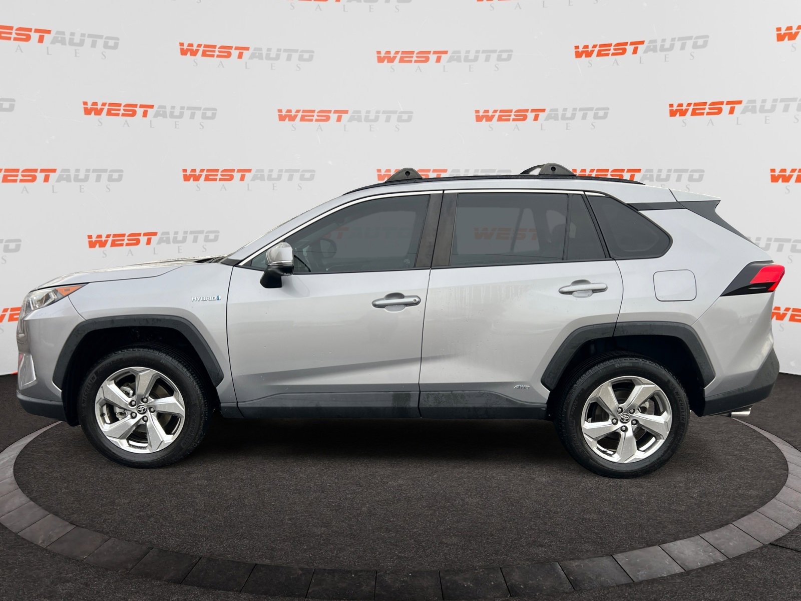 Used 2021 Toyota RAV4 XLE Premium image 2