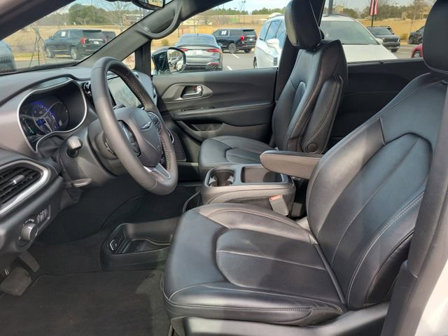 Used 2025 Chrysler Voyager LX image 14