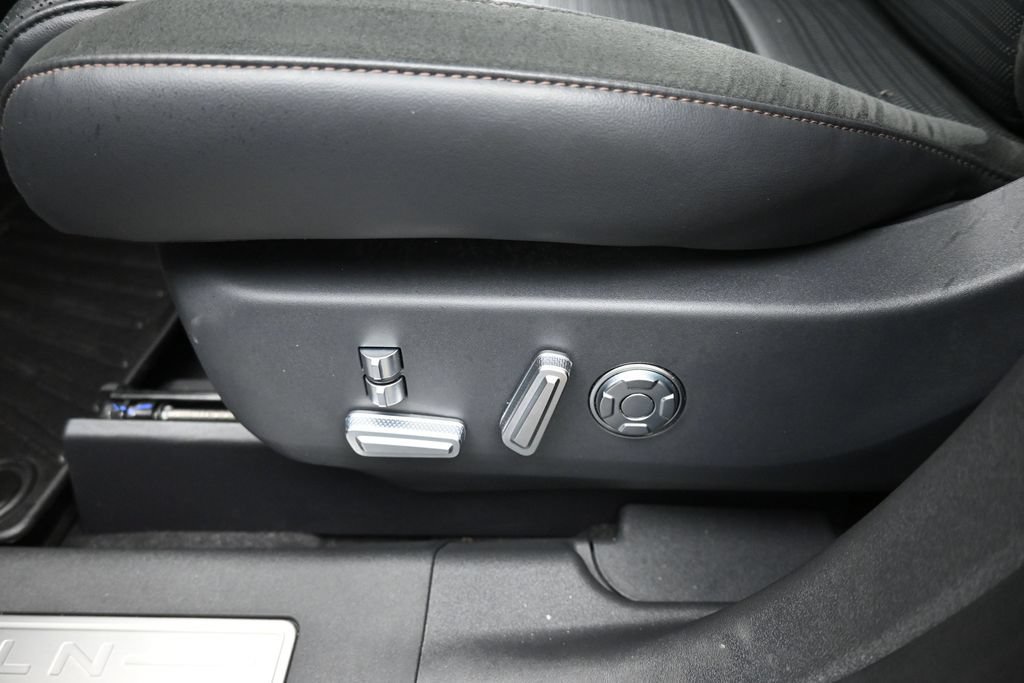 Used 2025 Lincoln Nautilus Reserve AWD/4WD image 7