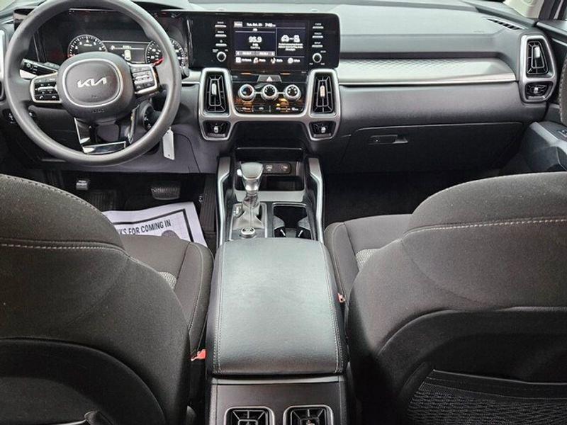 Used 2023 Kia Sorento LX image 9