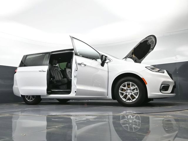 Used 2025 Chrysler Pacifica Select image 54