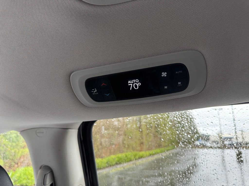 Used 2023 Chrysler Pacifica Touring-L image 13