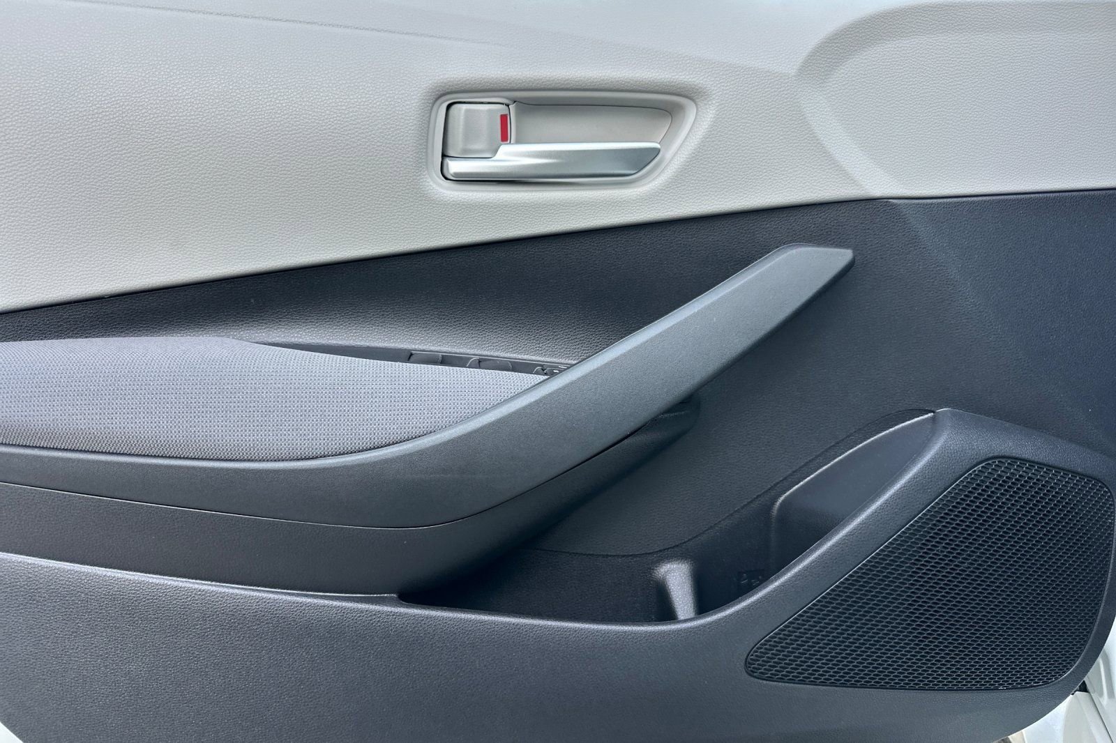 Used 2020 Toyota Corolla LE w/ Carpet Mat Package (TMS) image 11