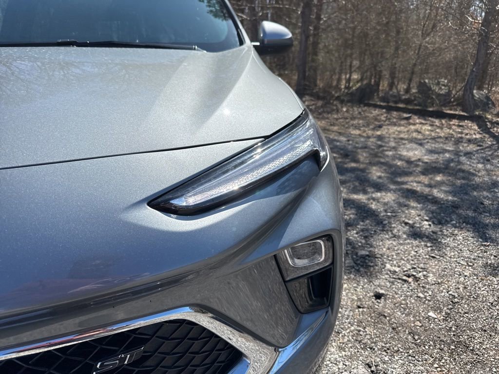 Used 2024 Buick Encore GX Sport Touring image 3