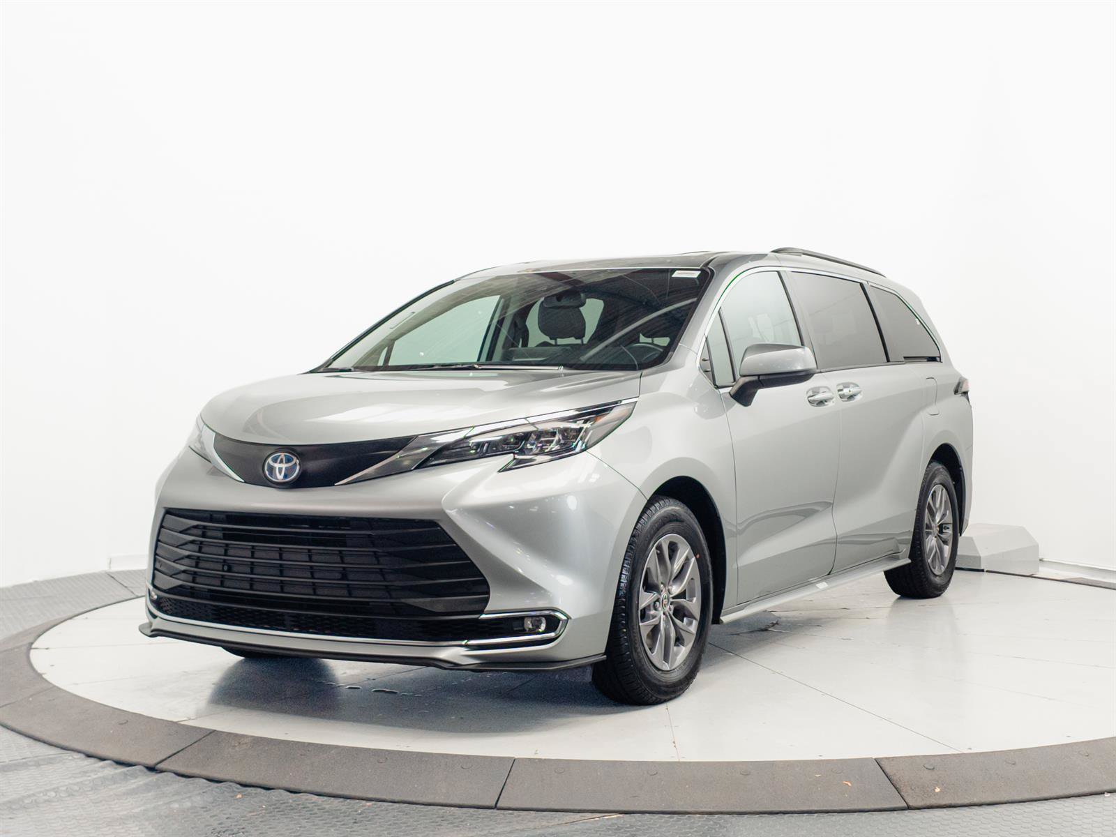 Certified 2024 Toyota Sienna XLE FWD image 3