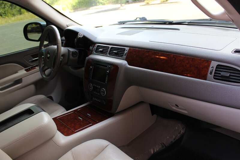 Used 2010 Chevrolet Tahoe LTZ AWD/4WD image 17