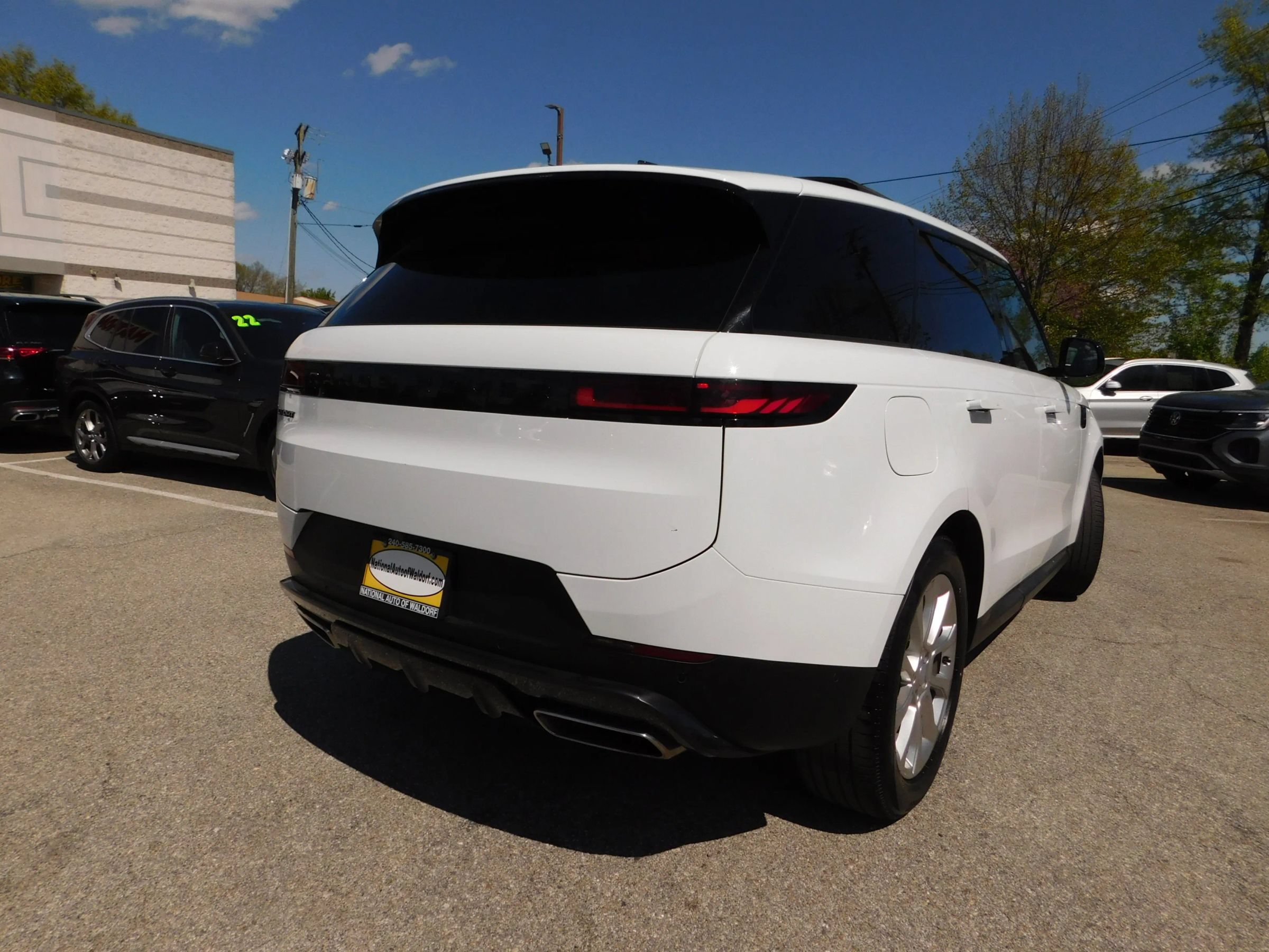 Used 2025 Land Rover Range Rover Sport SE AWD/4WD image 5