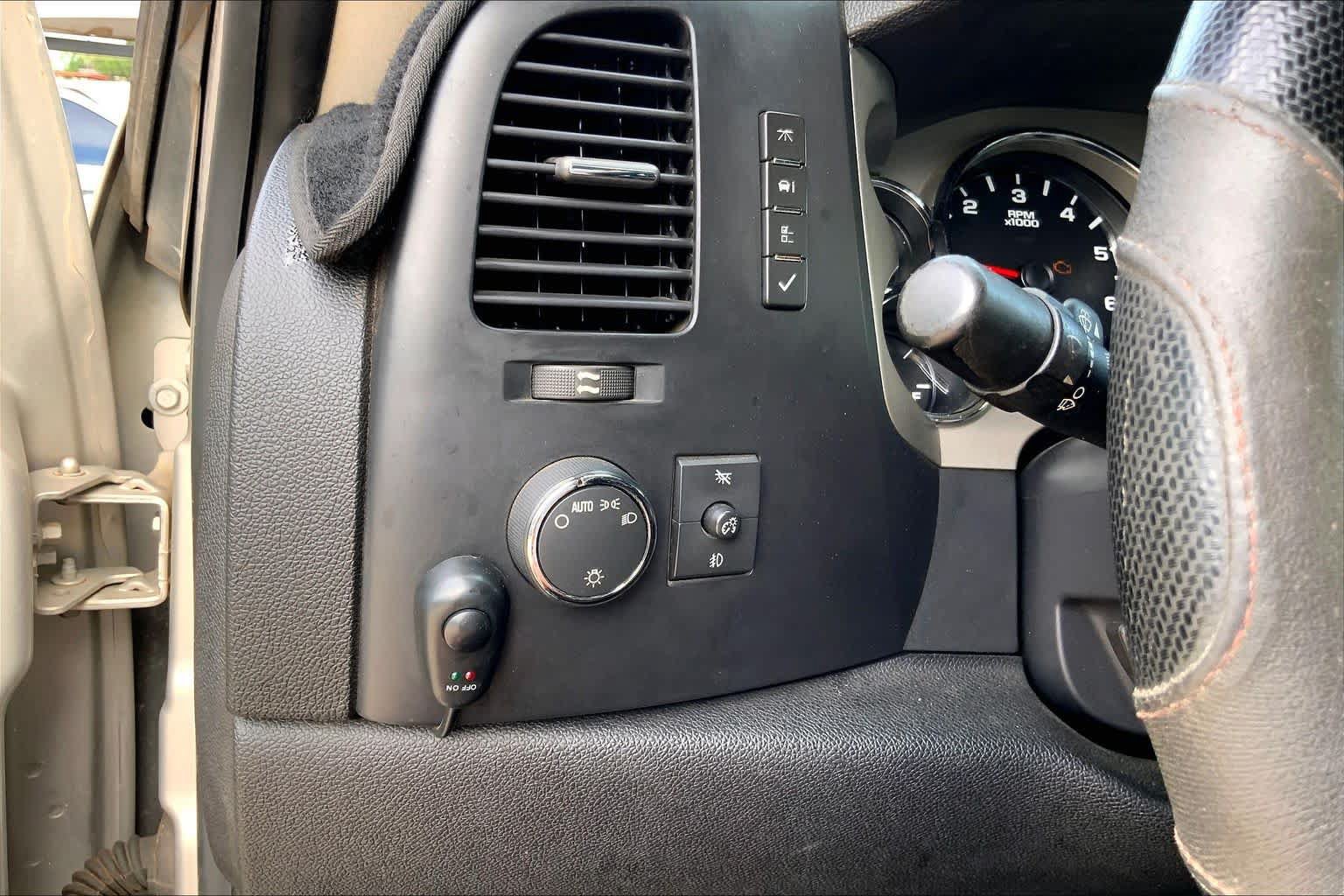 Used 2007 Chevrolet Silverado 1500 LT w/ 1LT Convenience Package AWD/4WD image 32