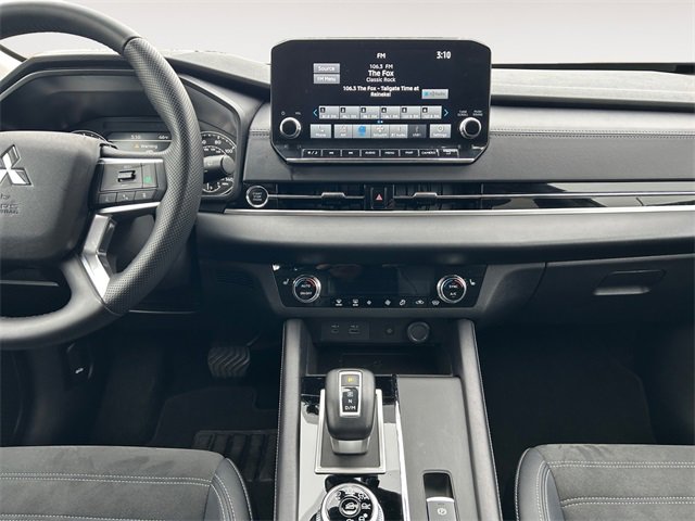 Used 2024 Mitsubishi Outlander SE image 11