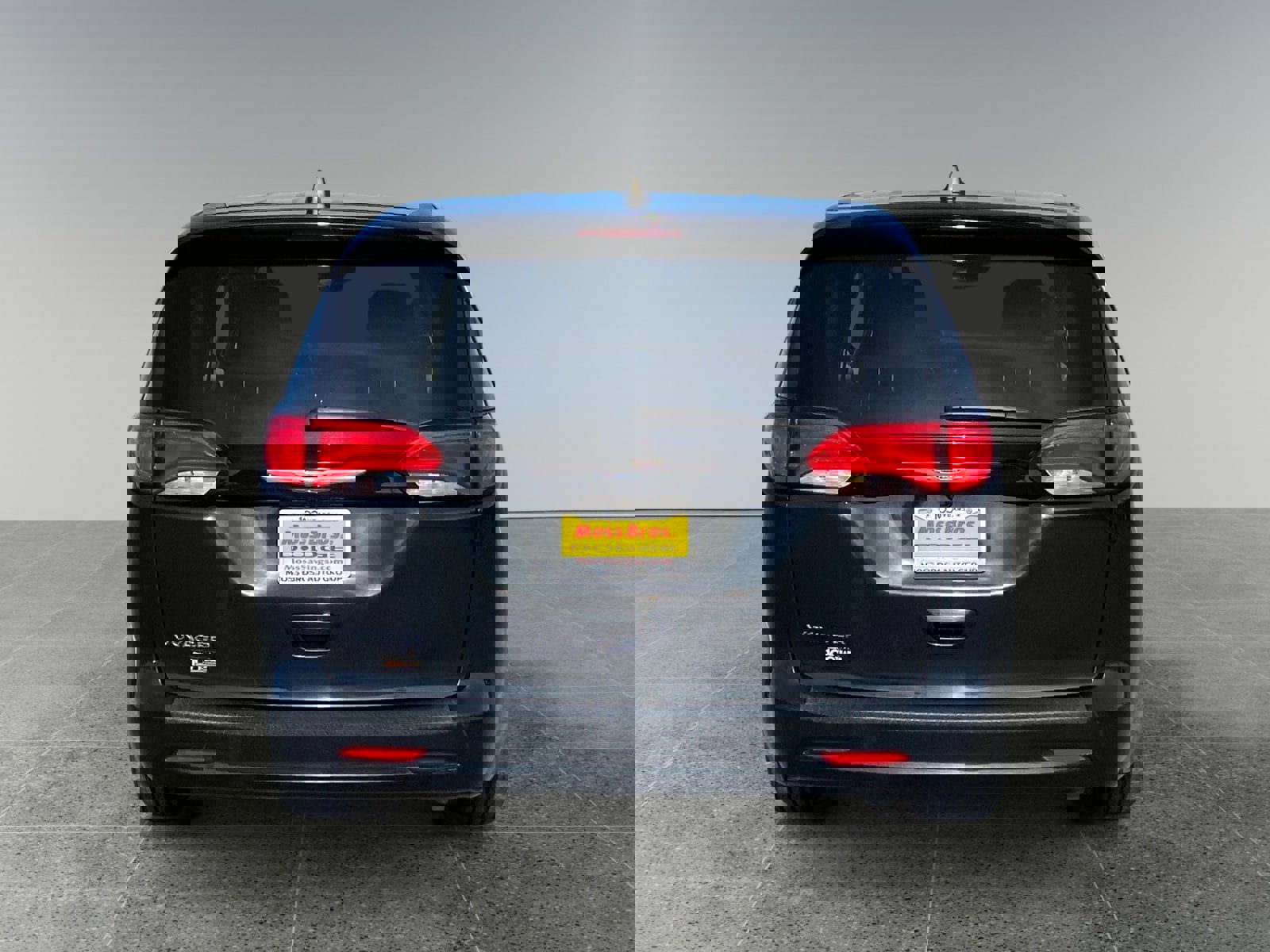 Used 2023 Chrysler Voyager LX image 4