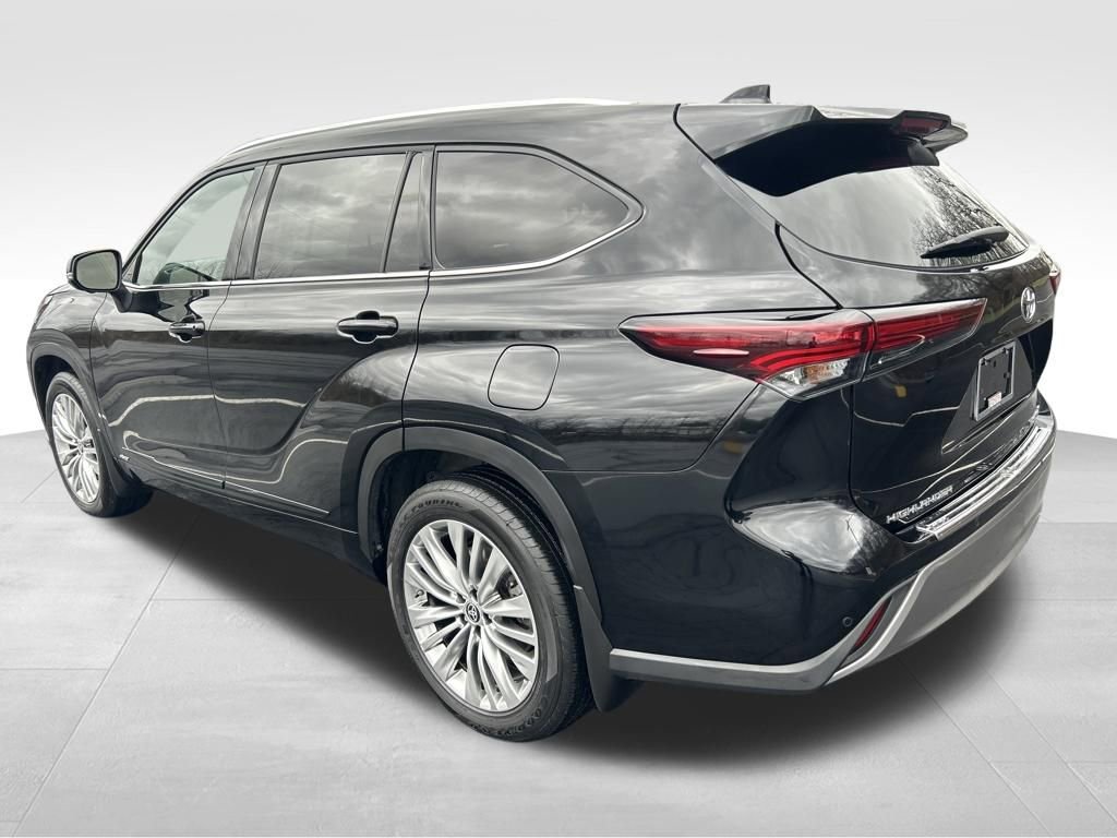 Certified 2025 Toyota Highlander Platinum image 3