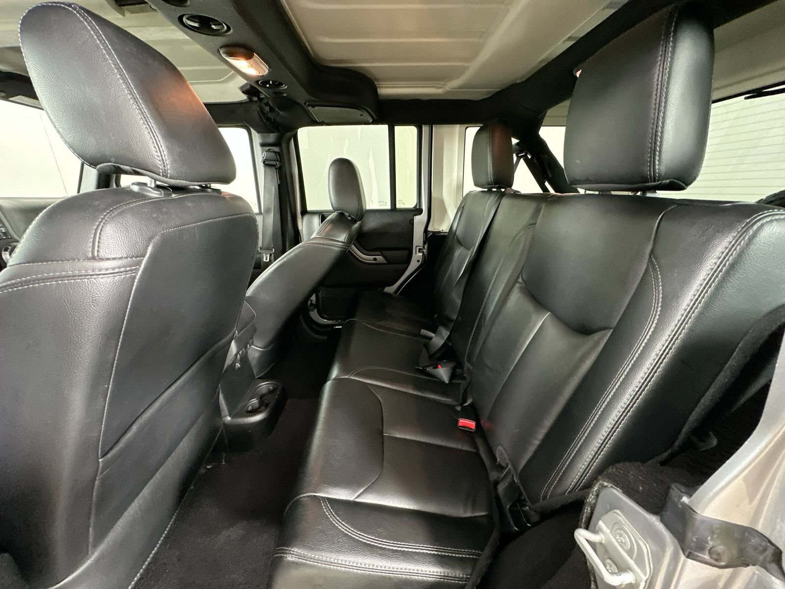 Used 2018 Jeep Wrangler Unlimited Sahara AWD/4WD image 33