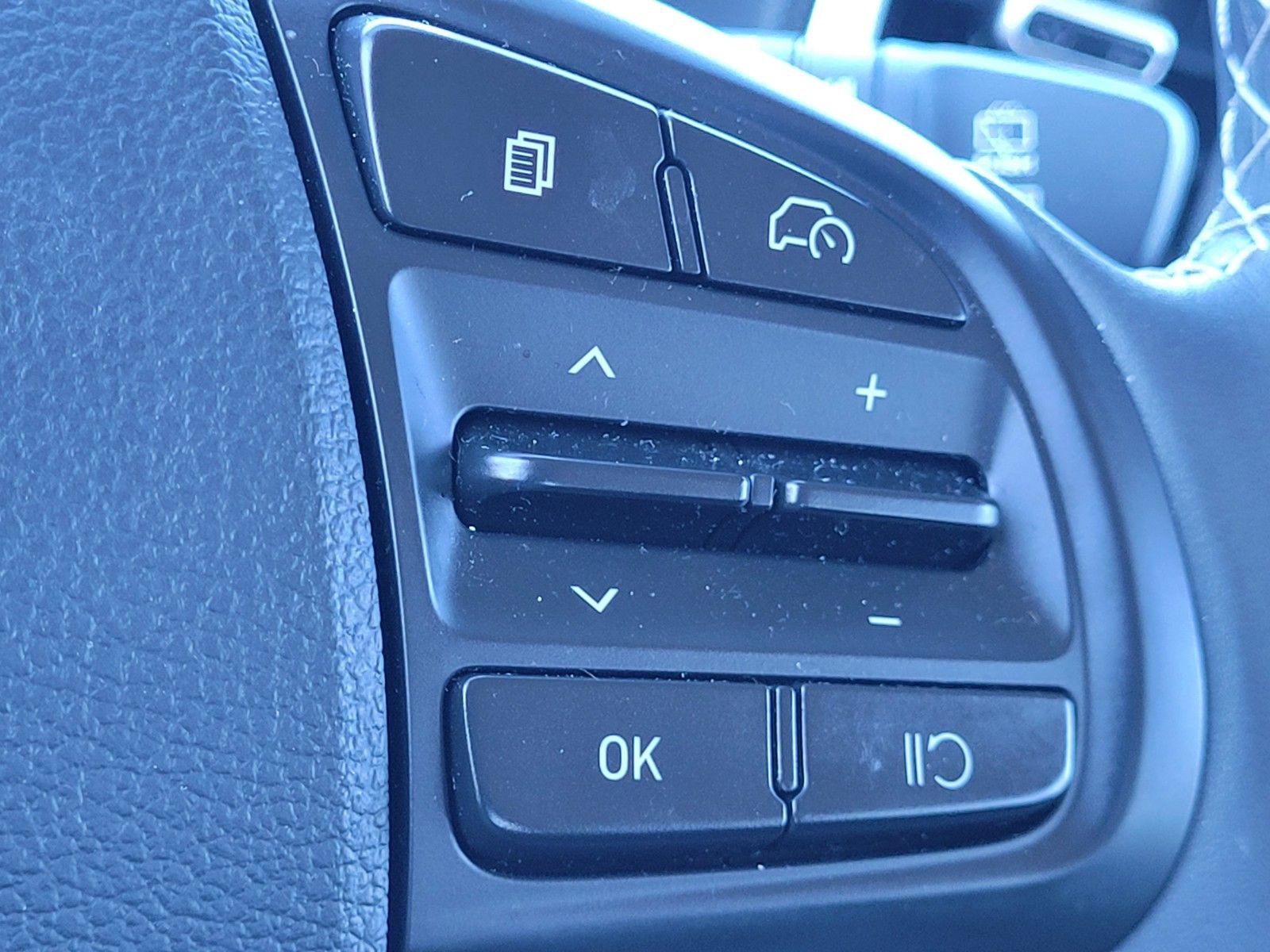 Certified 2025 Hyundai Venue SEL FWD image 30