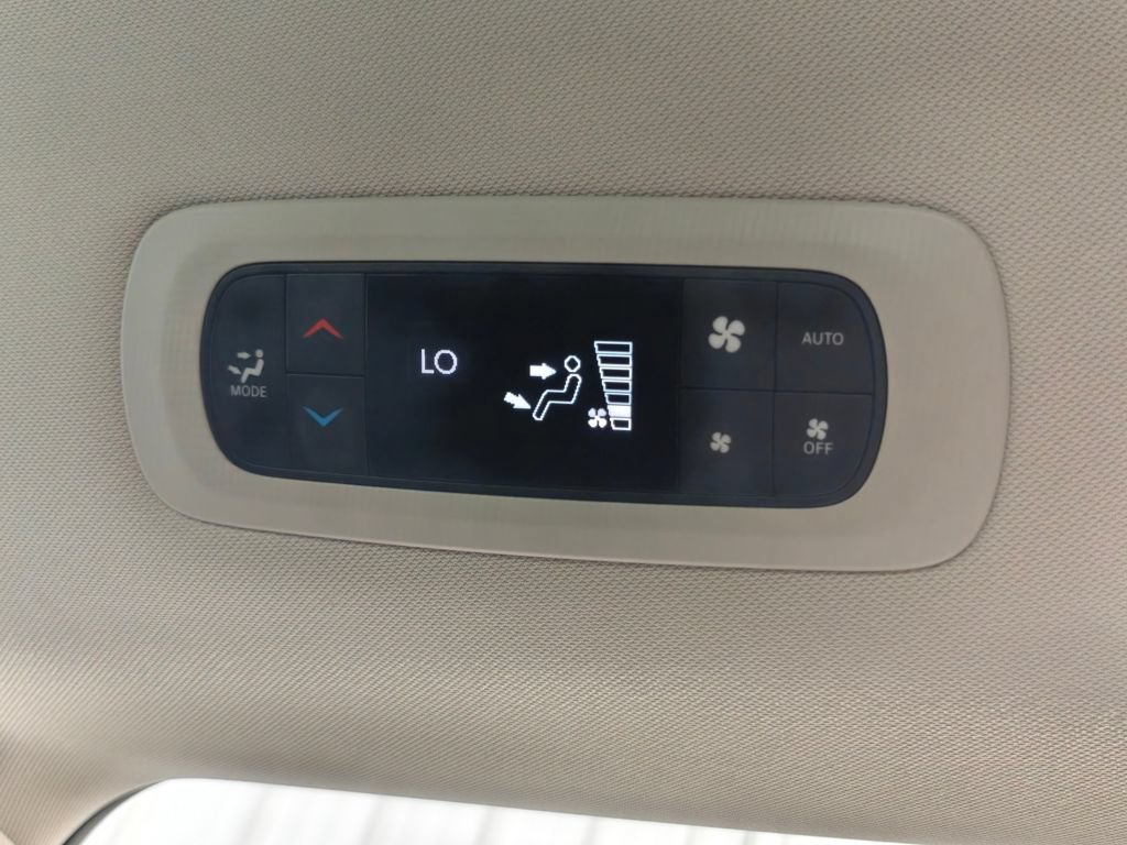 Used 2024 Chrysler Pacifica Touring-L FWD image 27