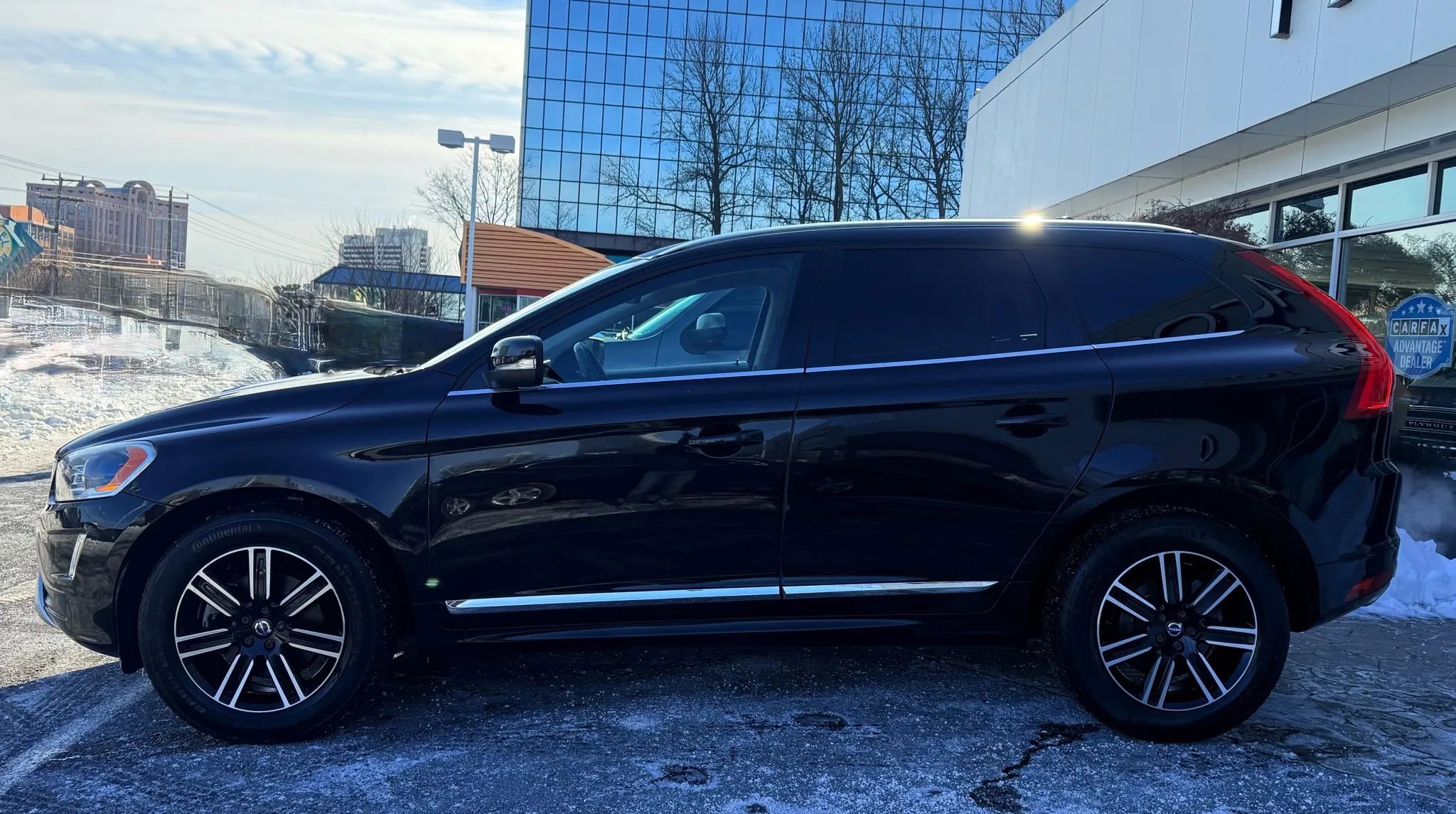 Used 2017 Volvo XC60 T5 Dynamic w/ Preferred Option Package image 4