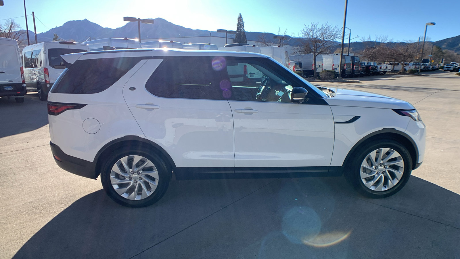 Used 2024 Land Rover Discovery S image 6