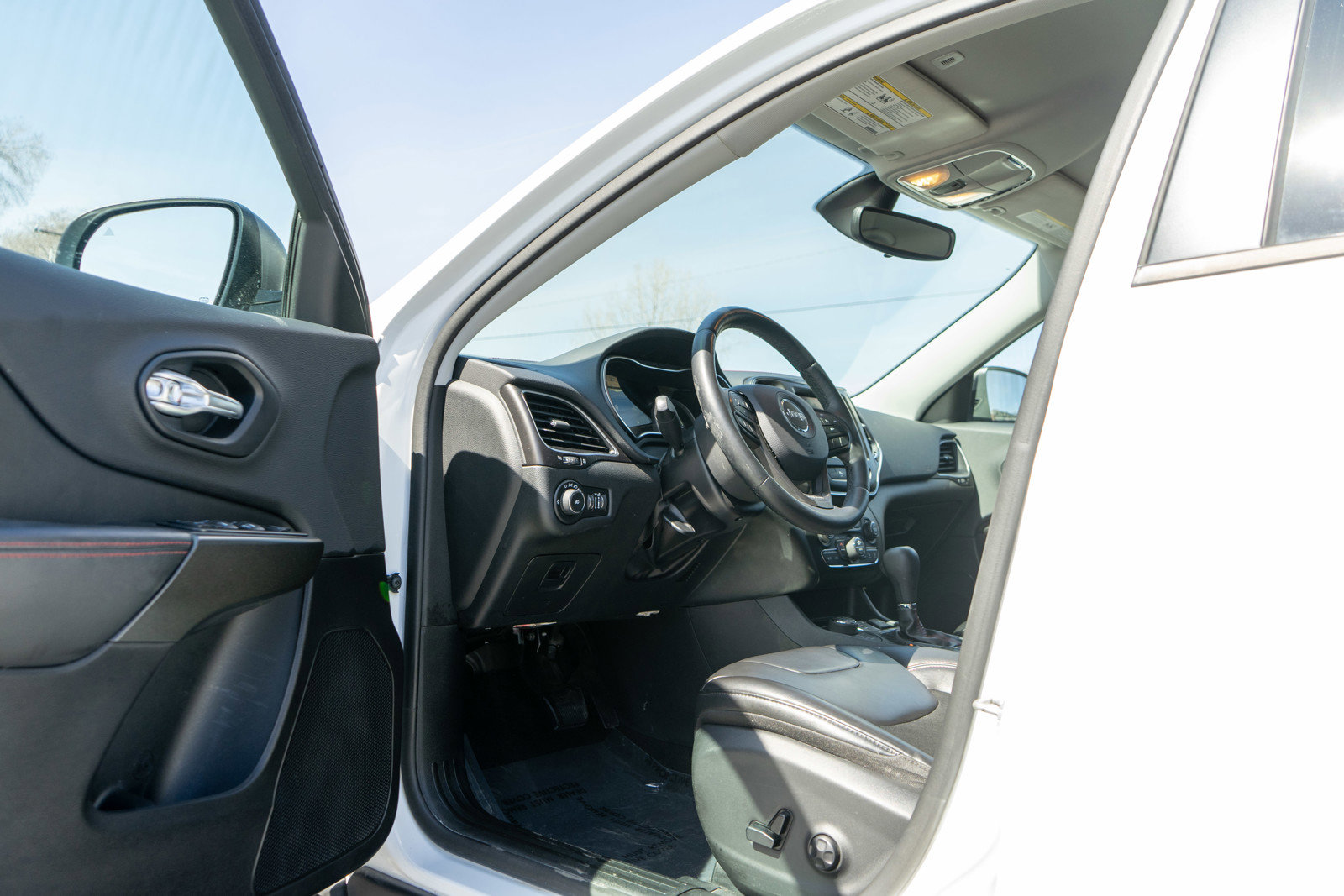 Used 2019 Jeep Cherokee Trailhawk w/ Cold Weather Group image 13