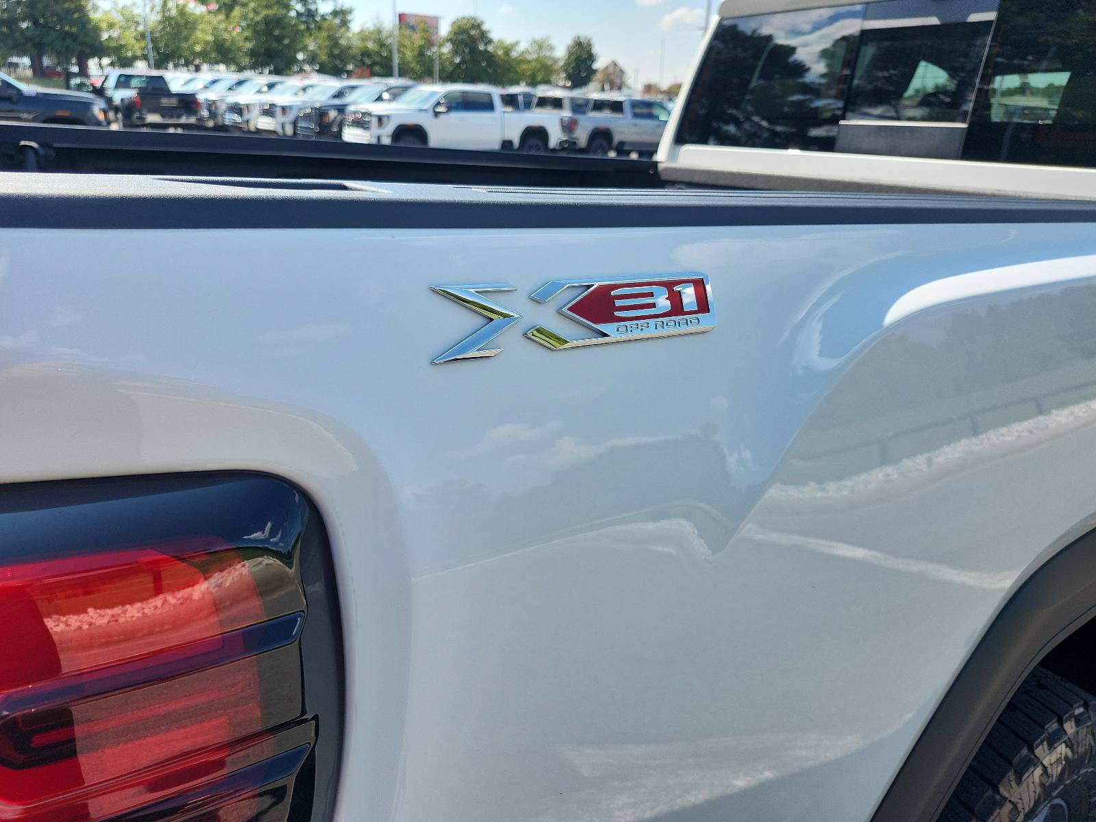 Used 2025 GMC Sierra 2500 SLT w/ SLT Premium Package AWD/4WD image 5